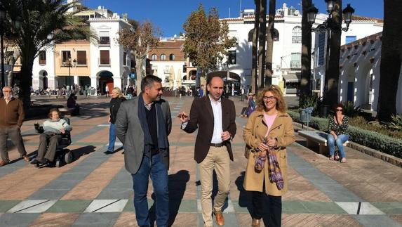 Antonio Yuste, Francisco Conejo y Rosa Arrabal, este martes en el Balcón de Europa.
