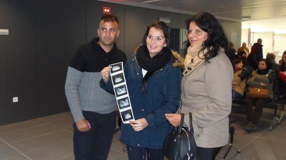 Mayte Flores junto a su madre y su marido.