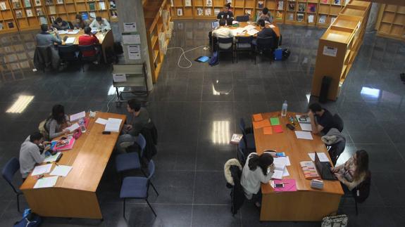 Estudiantes se preparan para los próximos exámenes de este primer cuatrimestre. / PAULA HÉRVELE