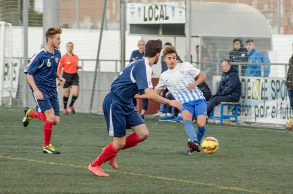 Una jugada del encuentro de División de Honor juvenil disputado entre el San Félix y el Puerto Malagueño Ciudad Jardín. :: alfonso cano