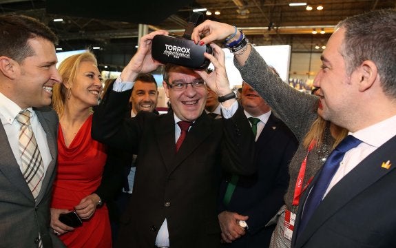 Nadal prueba, en el estand de la Costa del Sol, unas gafas con las que conoció Torrox.