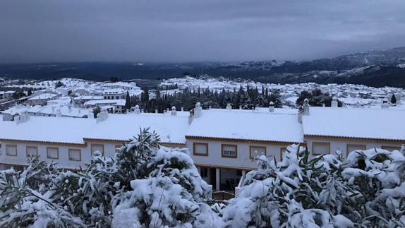 Yunquera se despierta con la mayor nevada en 30 años