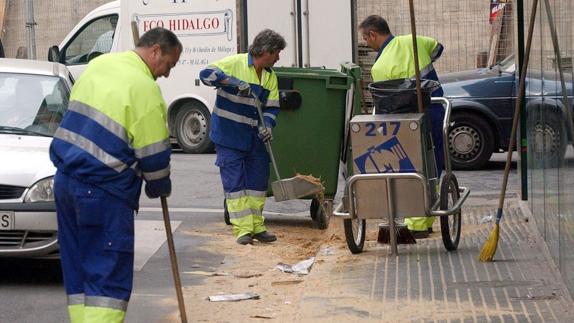 Operarios de Limasa realizan labores de limpieza en una calle de la capital (archivo).