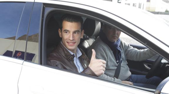Luis Hernández, tras salir de la clínica donde pasó el reconocimiento médico ayer en torno a las 10.40 horas. 
