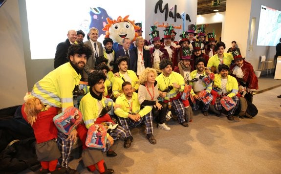 La peña 'Er Dito' y la murga de Pedro Vera, ganadoras de la última edición, ayer en el estand de Málaga.