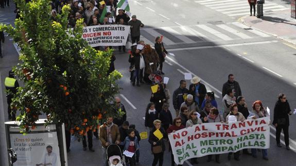 Vista de la totalidad de la marcha a su paso por Eugenio Gross. 