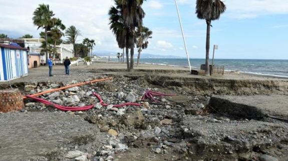 Daños en una playa de Marbella por el temporal del pasado diciembre.