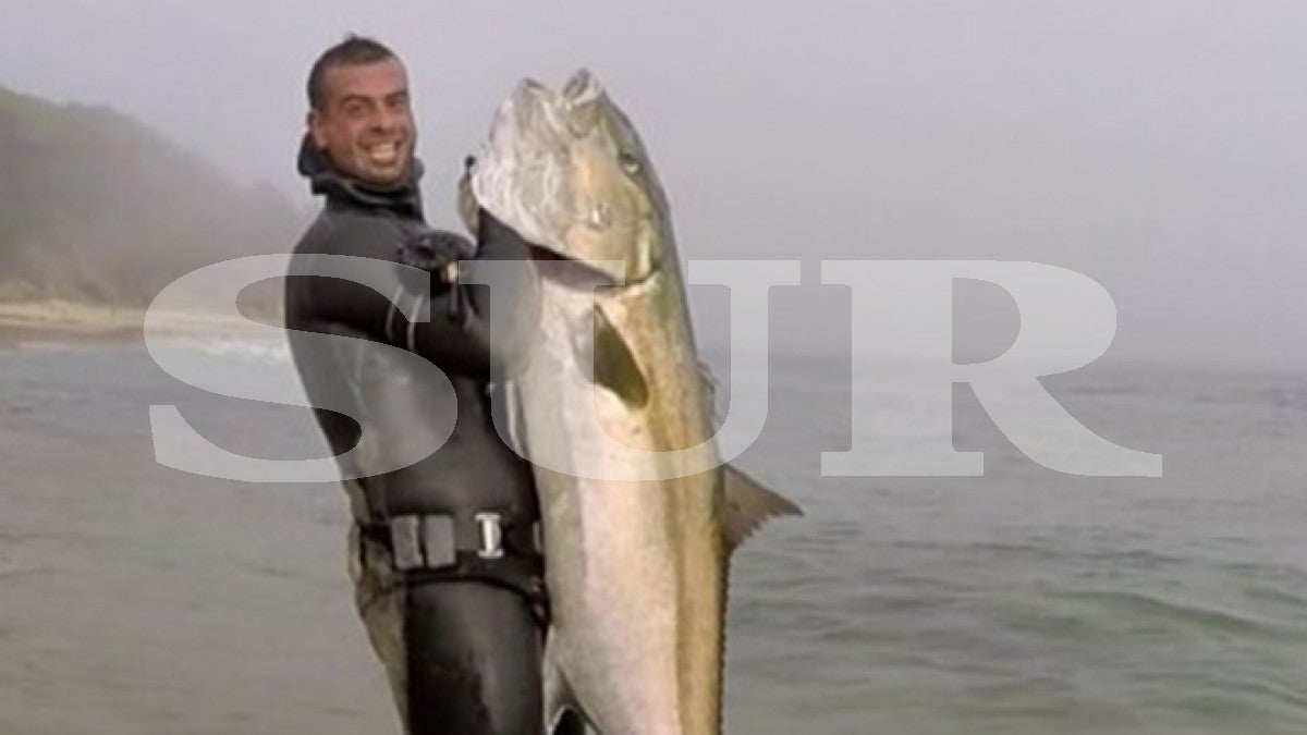 Daniel, con un pez limón de 42 kilos capturado en una jornada de pesca. 