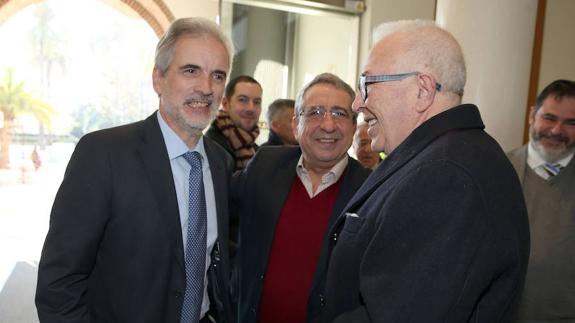 Alonso, con Narváez y Sánchez Maldonado, ayer en el Rectorado de Málaga.