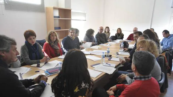 Profesores de institutos y universidad, en la primera reunión preparatoria de la selectividad en el vicerrectorado de Estudiantes. 