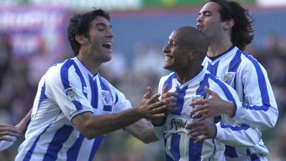 Romero es felicitado por Fernando Sanz y Manu tras el gol del uruguayo ante Osasuna en 2004. 