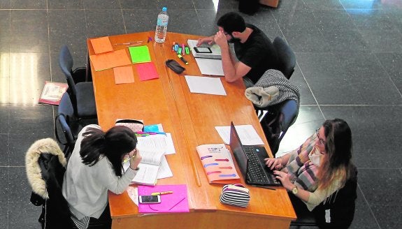 Alumnos de la UMA preparan los exámenes de febrero, que a partir de esta convocatoria contará con un nuevo sistema de corrección.