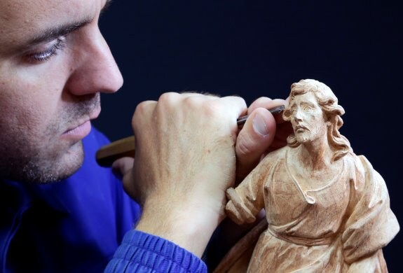 El escultor Juan Vega Ortega, modelando una de las imágenes que figurará en el nuevo trono de la Virgen de la Paloma. :: sur