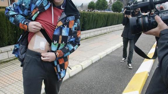 «Entró dando un portazo, miró a la clase fijamente, sacó un cuchillo y empezó a dar cuchilladas»