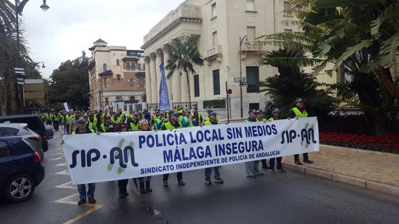 Policías locales, a su paso por el Ayuntamiento de Málaga.