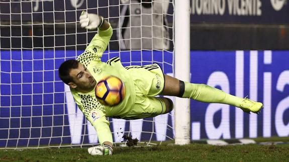 El portero de Osasuna detiene el penalti lanzado por Michael Santos.