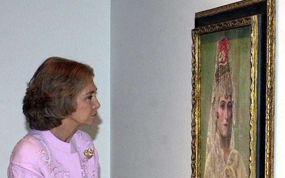 La Reina Sofía contempla el cuadro ‘Olga Khokhlova conn mantilla’, uno de los iconos de la colección, el día de la inauguración.