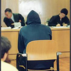 Arlindo Luis Carvalho, de espaldas y encapuchado, durante el juicio en el que fue encontrado culpable de agredir sexualmente a 35 mujeres.