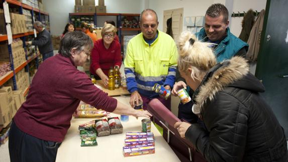 Voluntarios de  Málaga repantiendo alimentos.