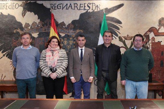 Bernal y Fernández, con los representantes de las entidades. :: Sur