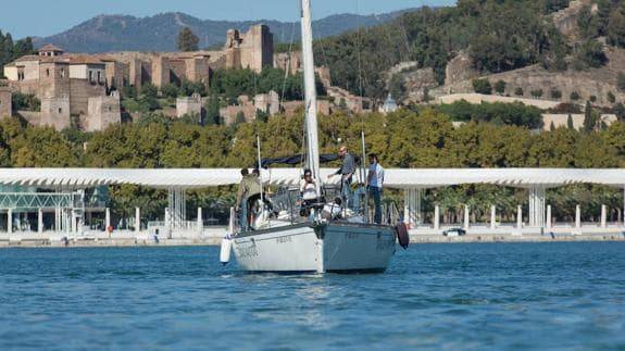 Una embarcación de Sail and Fun, empresa especializada en náutica de recreo, partiendo del puerto de Málaga. 