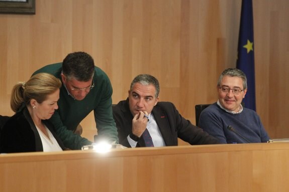 Bendodo, ayer, junto a la secretaria, José Alberto Armijo y Francisco Salado.