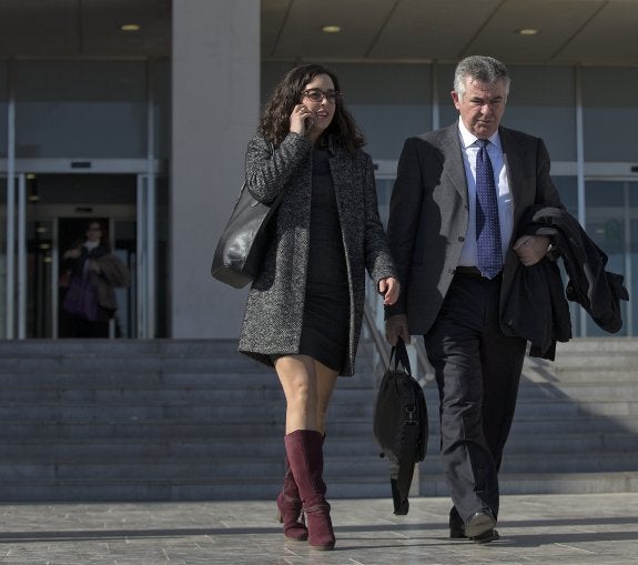 Roca, ayer al abandonar la Ciudad de la Justicia junto a su abogada. 