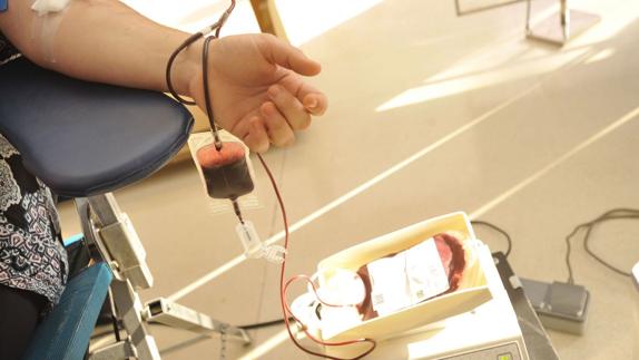 Una mujer dona sangre (archivo).