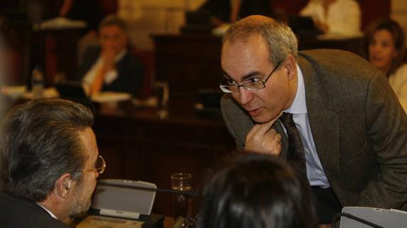 Moreno Brenes, durante un pleno charlando con el ex portavoz popular Diego Maldonado. 