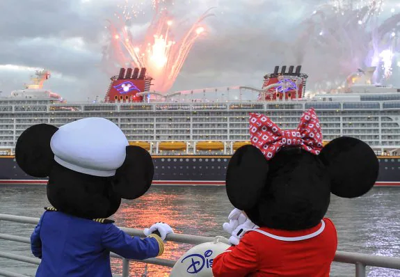 Mickey y Minnie, ante un crucero Disney, el único del mar con botes salvavidas amarillos. :: r. c.