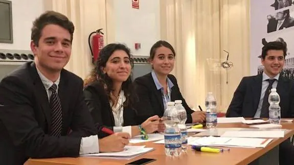 Enrique, en primer término, junto a sus compañeros del equipo de debate de su Universidad.