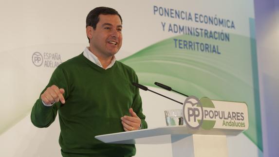 Juanma Moreno, durante su intervención en la ponencia.