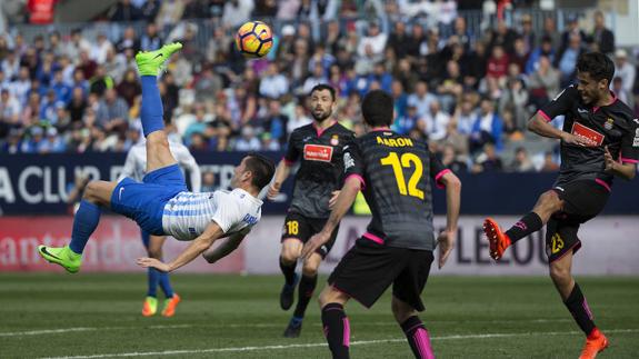 El intento de chilena de Charles, que forzó una gran parada de Diego López.