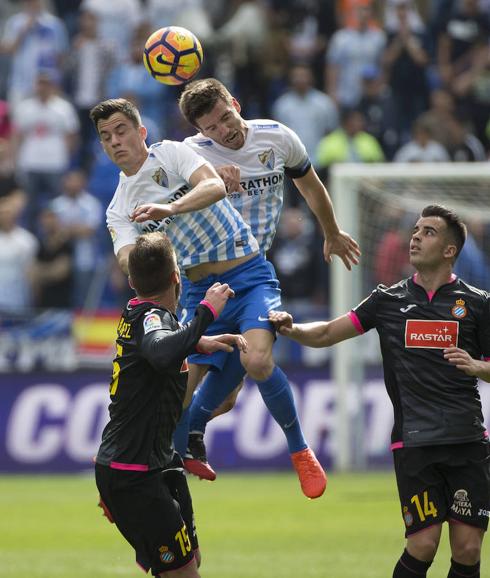 Juanpi y Camacho tratan de conectar con el balón por alto ante David lópez y Jurado. 