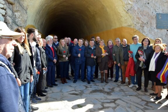 Asistentes al acto para conmemorar el 80 aniversario de la huída de la carretera Málaga-Almería. :: sur