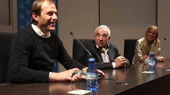 Arnau y su mujer, María José Camacho, sonríen ayer junto a Paco Cañete.