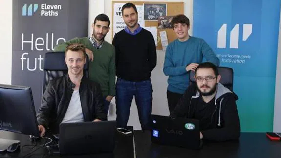 El equipo de innovación de Eleven Paths (Telefónica), liderado por Sergio de los Santos (sentado a la derecha).