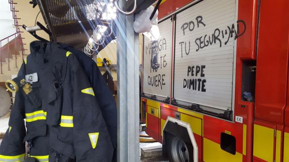 El conflicto de los bomberos de Málaga se recrudece al denunciarles el Ayuntamiento por las pintadas