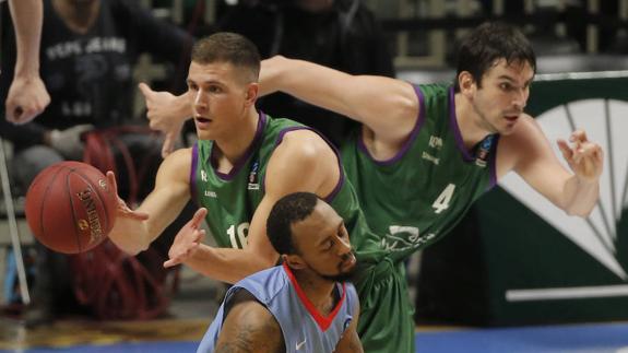 El base del Cedevita, Boat Right, desconsolado ante Nedovic y Suárez.