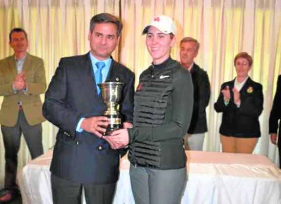 Ivon Reijers recibe la copa que la acredita como vencedora del torneo. 