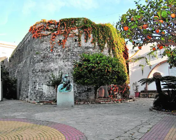 Muralla del Castillo de San Luis, espacio que recibirá fondos europeos para su puesta en valor. :: L.P.
