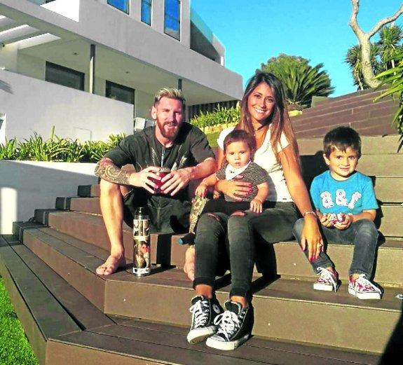 Los Messi, con sus hijos y unos mates, en su casa. :: instagram