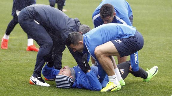 Duda, muy dolorido ayer en el césped del Ciudad de Málaga atendido por Pellicer, Jony y Luis Hernández.