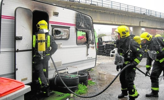 EXTINGUIDO UN INCENDIO EN UN DESGUACE DEL GUADALHORCE