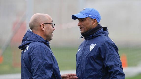 Marcelo Romero conversa ayer con el masajista Marcelino Torrontegui.