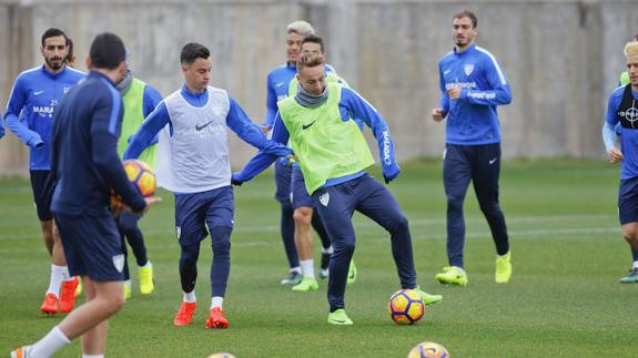 Jugadores ejercitándose ayer antes de partir a Villarreal.