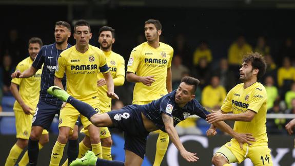 Charles cae como consecuencia del agarrón de Trigueros en la acción en la que Bikandi debió pitar penalti. 