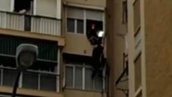 En vídeo: Los bomberos tienen que hacer rápel para rescatar a una mujer en un octavo piso en Málaga