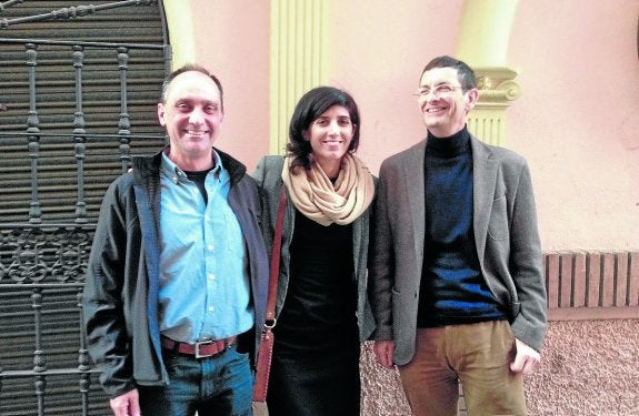 Enrique Moriones, Rocío Escobar y Rafael Fernández, investigadores del IHSM La Mayora. :: sur
