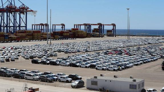 Campa llena de coches nuevos de importación, una de las actividades económicas que se resentirá a causa de los paros. 